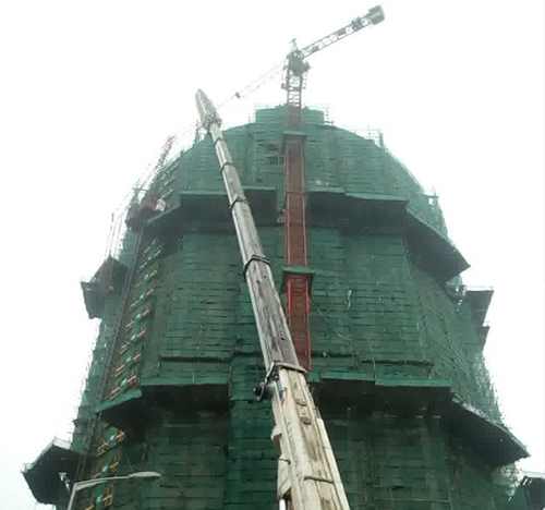 大丰吊车在工地上作业